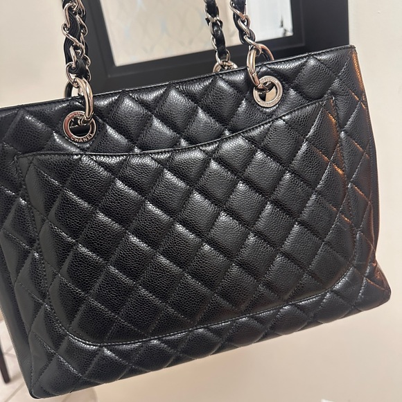 Authentic Chanel Grand Shopping Tote (GST)
Caviar Leather | Silver Hardware 🖤 - Picture 2 of 16